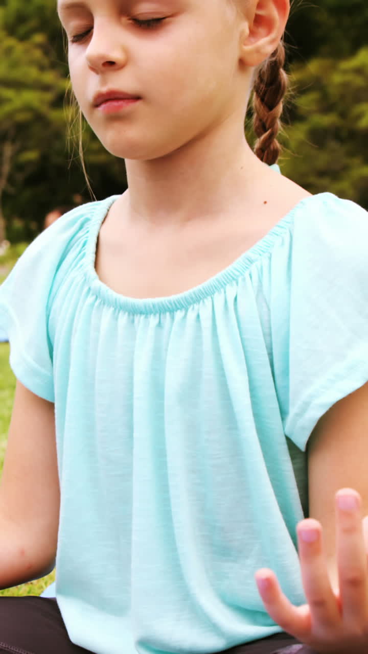 grupo de niños realizando yoga en el parque