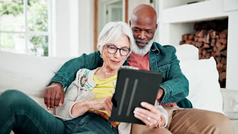 Pareja-De-Ancianos-En-El-Sofá-Con-Tableta