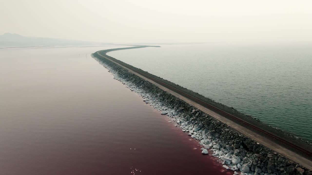 유타의 그레이트 솔트 레이크에서 측면 패닝