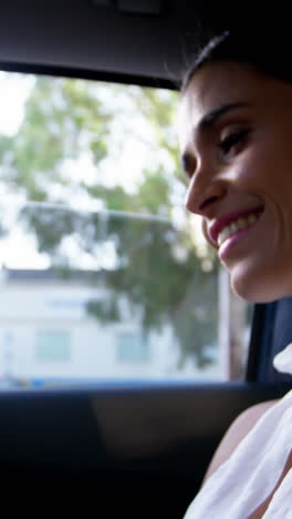 mujer de negocios usando teléfono móvil