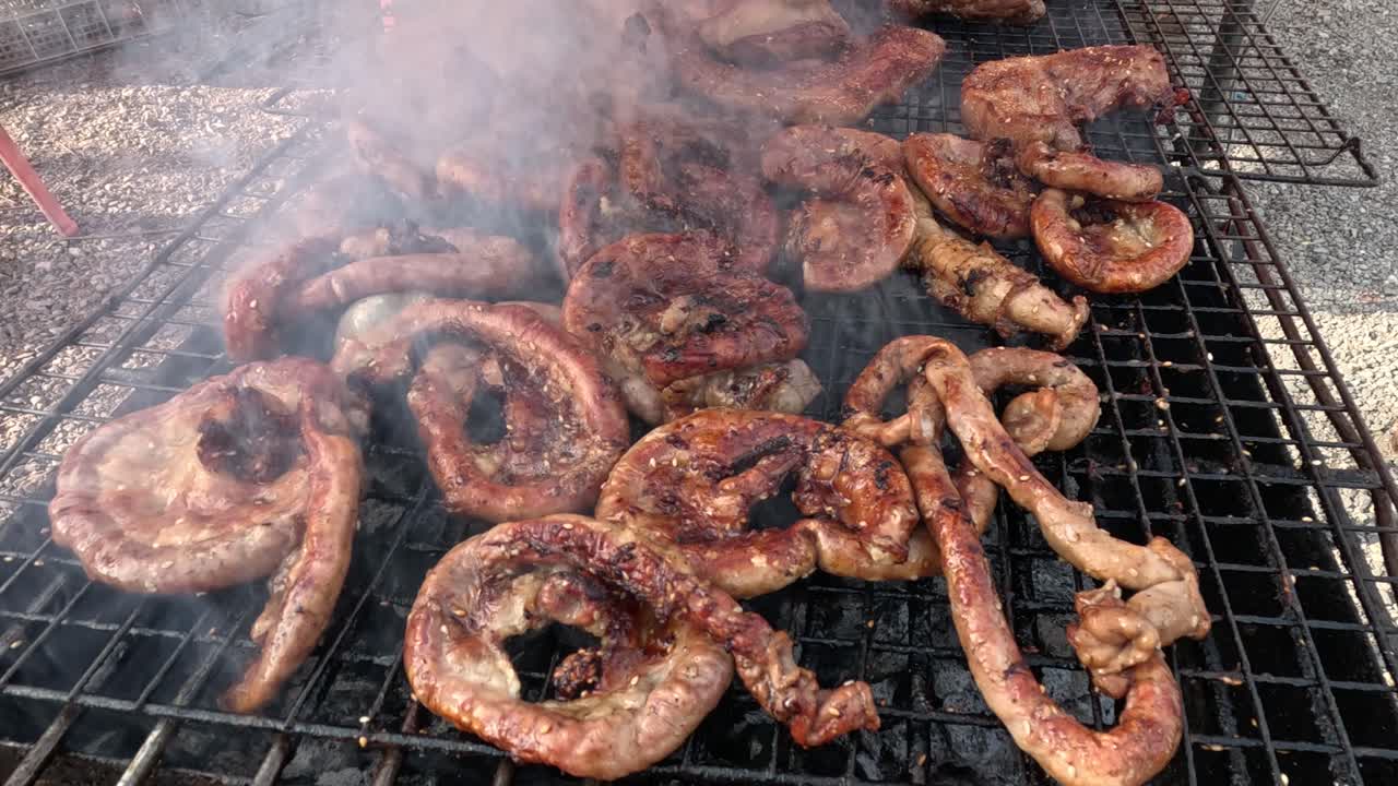salchichas a la parrilla cocinando en una barbacoa ahumada