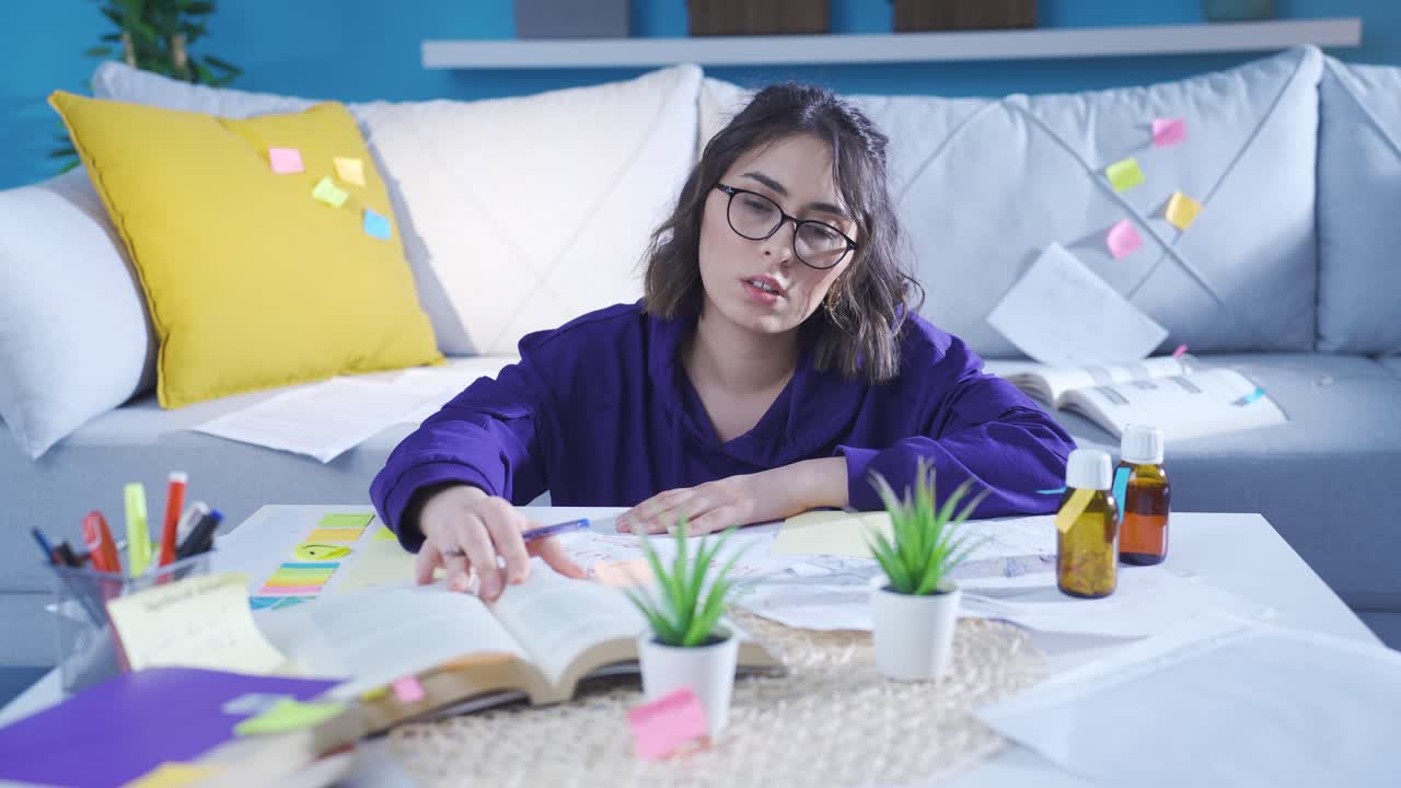 mujer joven olvidadiza que trabaja en casa con notas.