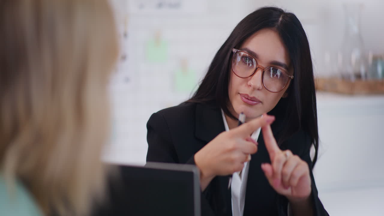 una mujer de negocios confiada discute estrategias para el desarrollo de la empresa