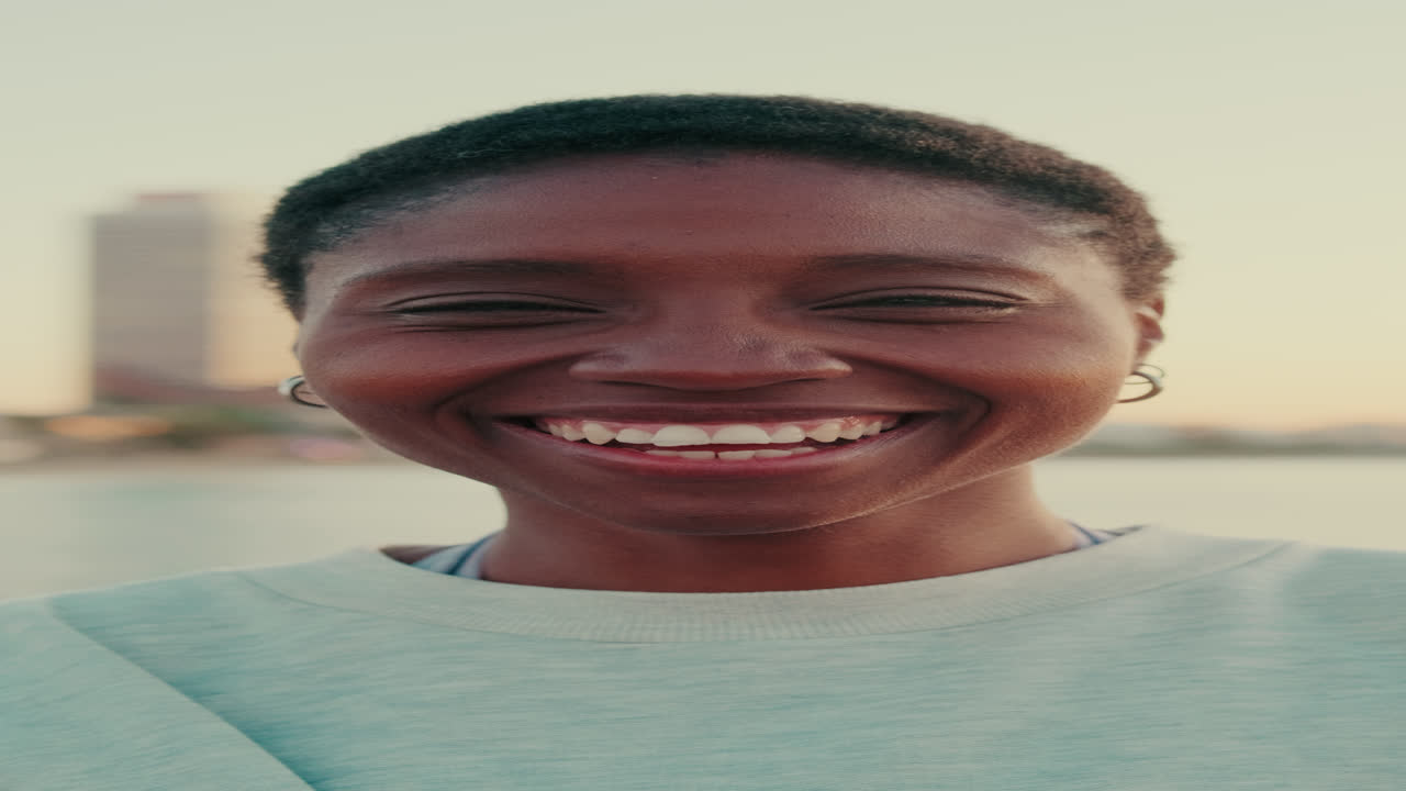 Nærbillede af glad ung sort kvinde, der smiler