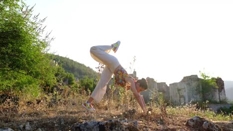 la chica haciendo yoga con un pie de cabeza en el césped