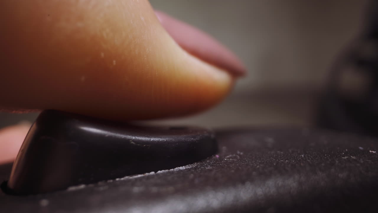 la dama presiona el botón negro para encender el dispositivo eléctrico