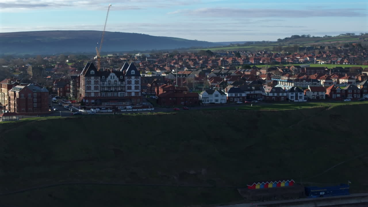 estableciendo una toma aérea de la costa de la ciudad de whitby en el norte de yorkshire, reino unido