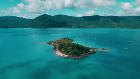 Vista-Aérea-Cinematográfica-Exclusiva-De-La-Isla-De-Reparación,-En-Airlie-Beach,-Lugar-De-Vacaciones