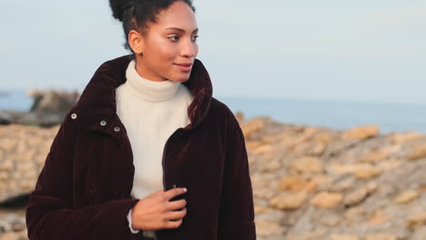 afroamerikanisches mädchen geht am meer spazieren.