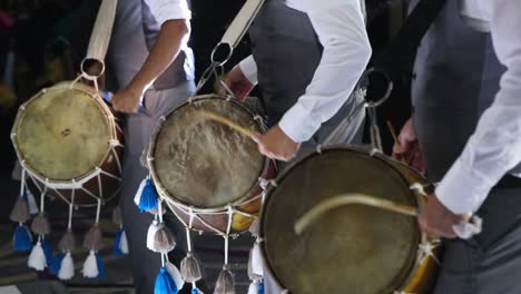 trío dinámico: los bateristas de dhol encienden la alegría en la boda india en cámara lenta