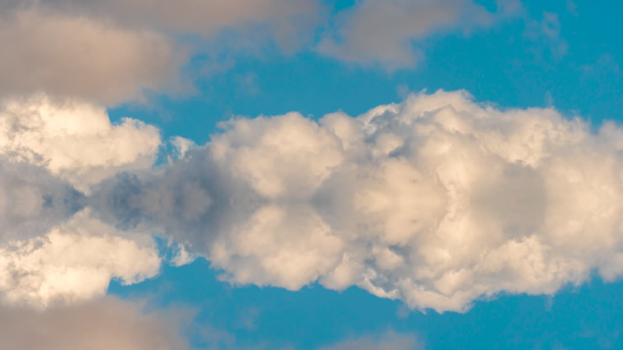 로르샤흐 잉크 블롯 테스트와 같은 미러 효과의 클라우드스케이프 - 복사 공간이 있는 배경에 대한 추상 시간 경과
