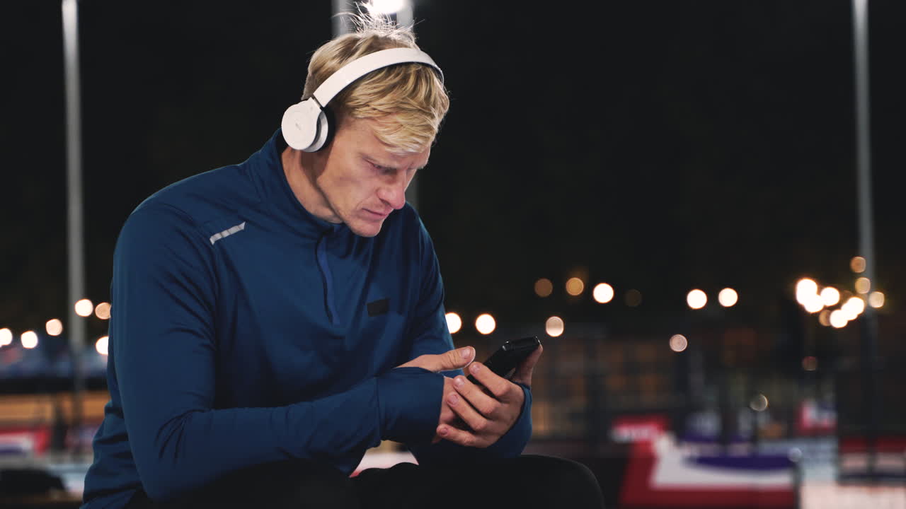 симпатичная студентка в маске поднимает руку на уроке