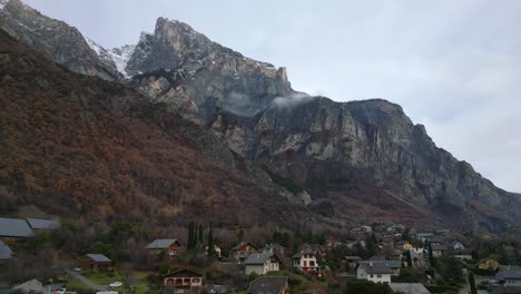 Gran-Pico-De-Montaña-Rocosa-Sobre-Una-Ciudad