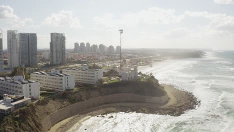 antena de 4k - vista panorámica de la costa rocosa hasta el hotel - norte de israel