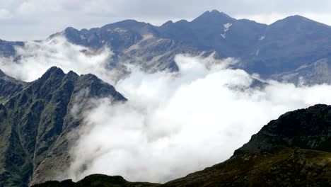 paisaje de montañas y niebla. lapso de tiempo