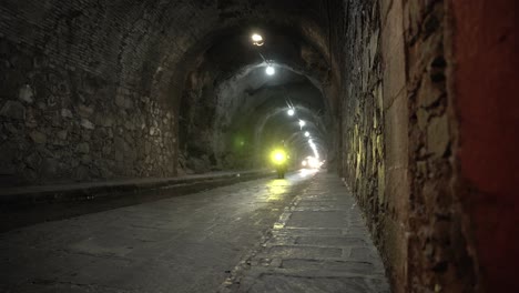 coches circulando por los acueductos subterráneos