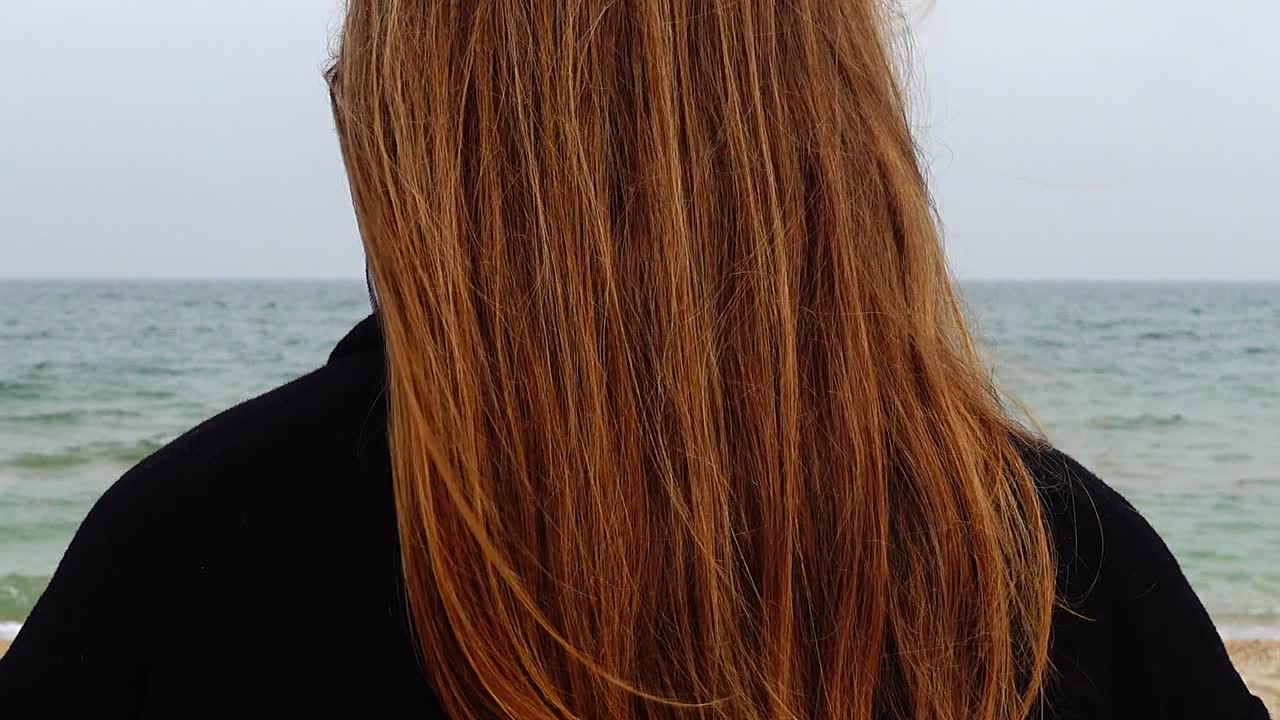 La chica mira el mar. Grabación en la playa