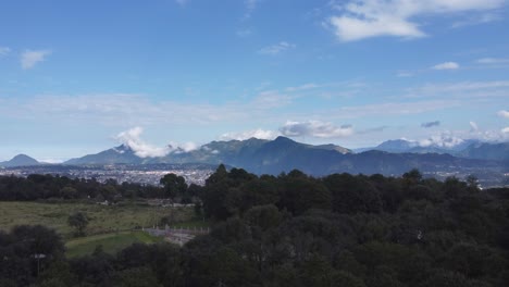 Drohnenaufnahme-Zeigt-Die-Stadt-Zacatlan,-Umgeben-Von-Bergen-Und-Natur