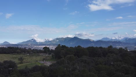 disparo de avión no tripulado que revela la ciudad de zacatlan rodeada de montañas y naturaleza