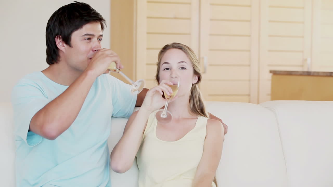 이 건배하고 있습니다.