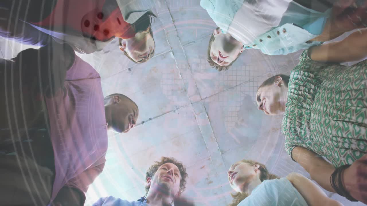 다양한 사람들이 손을 박는 원과 축구 공의 애니메이션