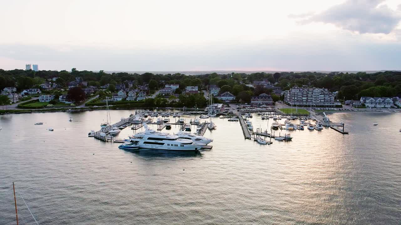 Yacht ormeggiato in una zona benestante durante il tramonto a Jamestown, Rhode Island.