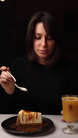 mujer comiendo pastel de queso