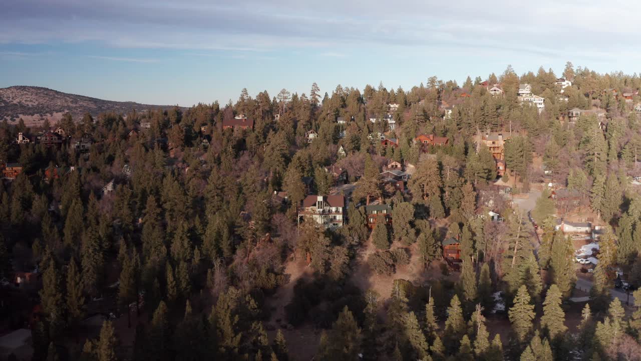 fotografía aérea de una hermosa cabaña de montaña con vistas al bosque alpino de big bear lake, california