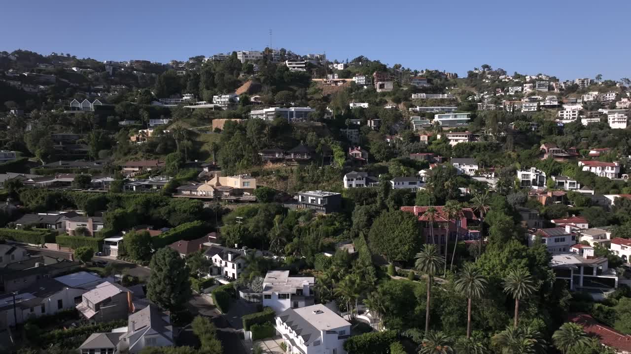 corte aéreo a través de hollywood hills west casas de lujo multimillonarias, bienes raíces de alta gama