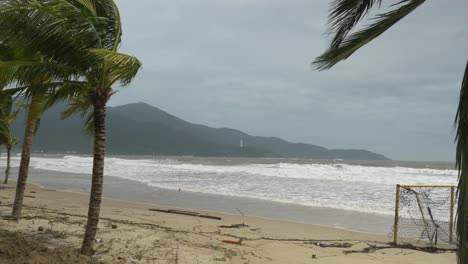 playa tropical durante la temporada de tormentas y monzones fuerte