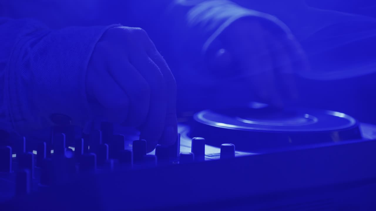 나이트클럽에서 음악을 스하는 DJ