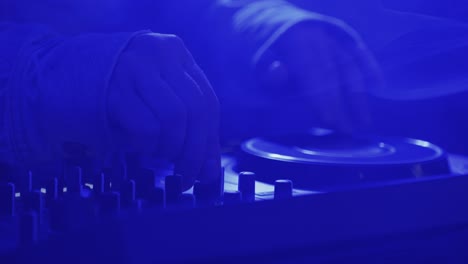 dj mezclando música en un club nocturno