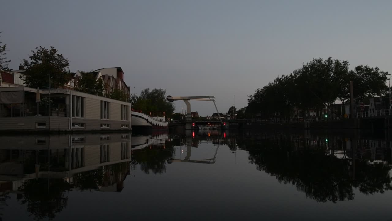 하를렘의 스파른 강에 있는 네덜란드 하우스 보트