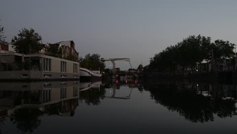 Niederländische-Hausboote-Im-Fluss-Spaarne-In-Haarlem