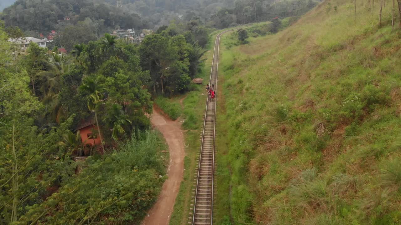 Ella, Badulla, Sri Lanka'daki Dokuz Kemer Köprüsü yakınında tren yolu boyunca yürüyen insanların kuşbakışı görünümü.