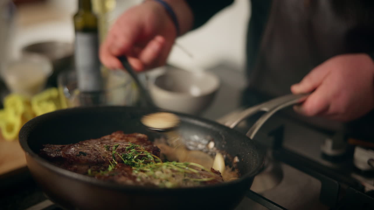 パンでステーキを調理する