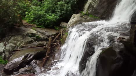 Cascada-Que-Fluye-Hacia-La-Piscina-De-Agua-En-El-Bosque