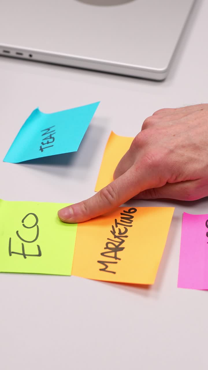 Sessione di brainstorming con note adesive colorate