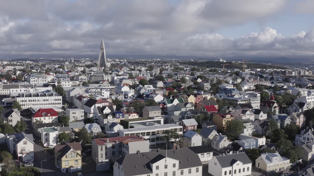 ciudad de reykjavik durante la puesta de sol con la famosa iglesia hallgrímskirkja, aérea