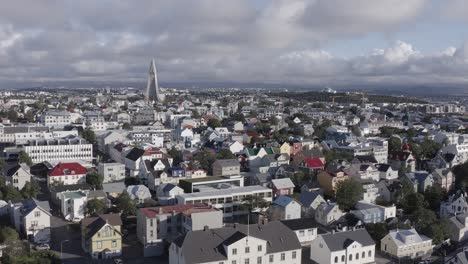 miasto reykjavik podczas zachodu słońca ze słynnym kościołem hallgrímskirkja, antena