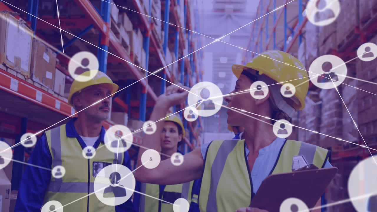 animación de una red de perfiles sobre diversos supervisores y trabajadores que comprueban las existencias en el almacén.