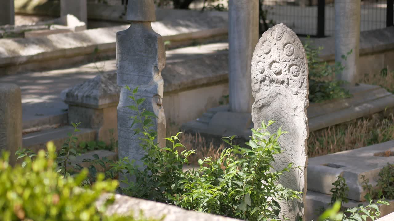 묘지 에 있는 오래된 무덤