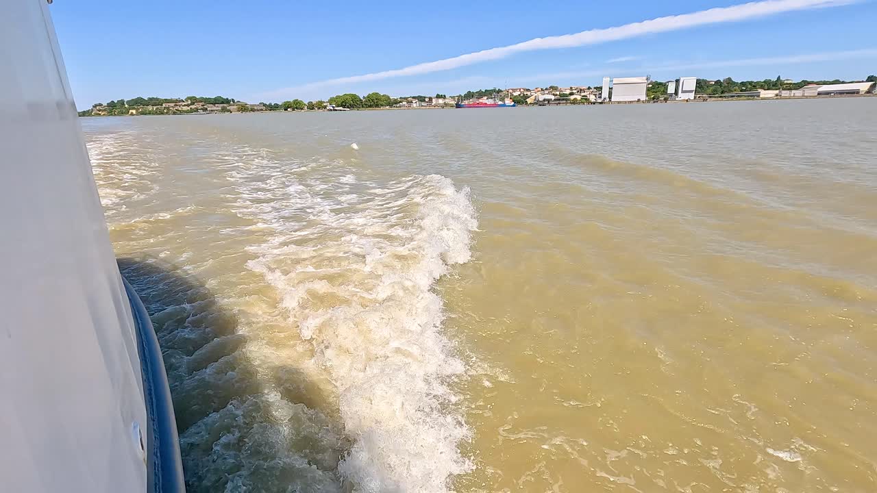 프랑스 블레이 강에서 물결을 일으키는 배