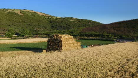 Luftaufnahme-Von-übereinander-Gestapelten-Heuballen-Auf-Dem-Feld