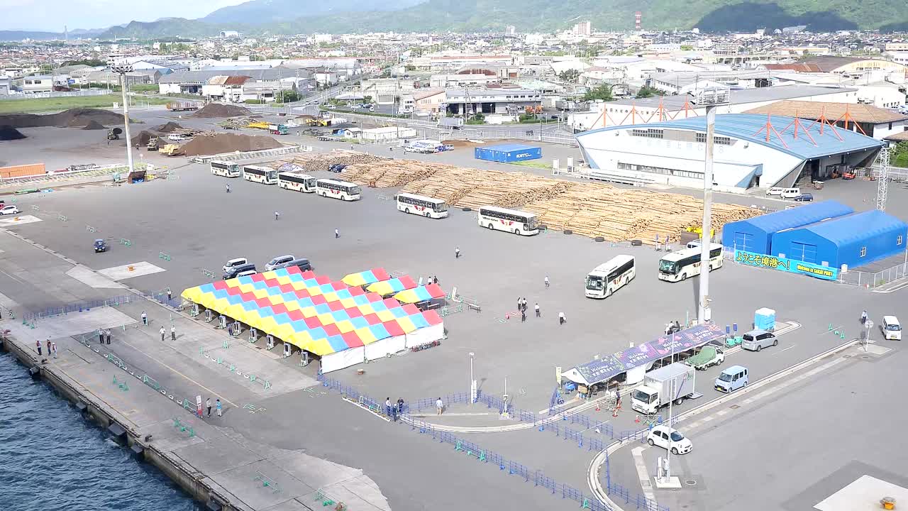 Un crucero se acerca al puerto de Aburatsu, en la prefectura de Miyazaki, dejando ver aguas tranquilas, colinas costeras y las instalaciones portuarias