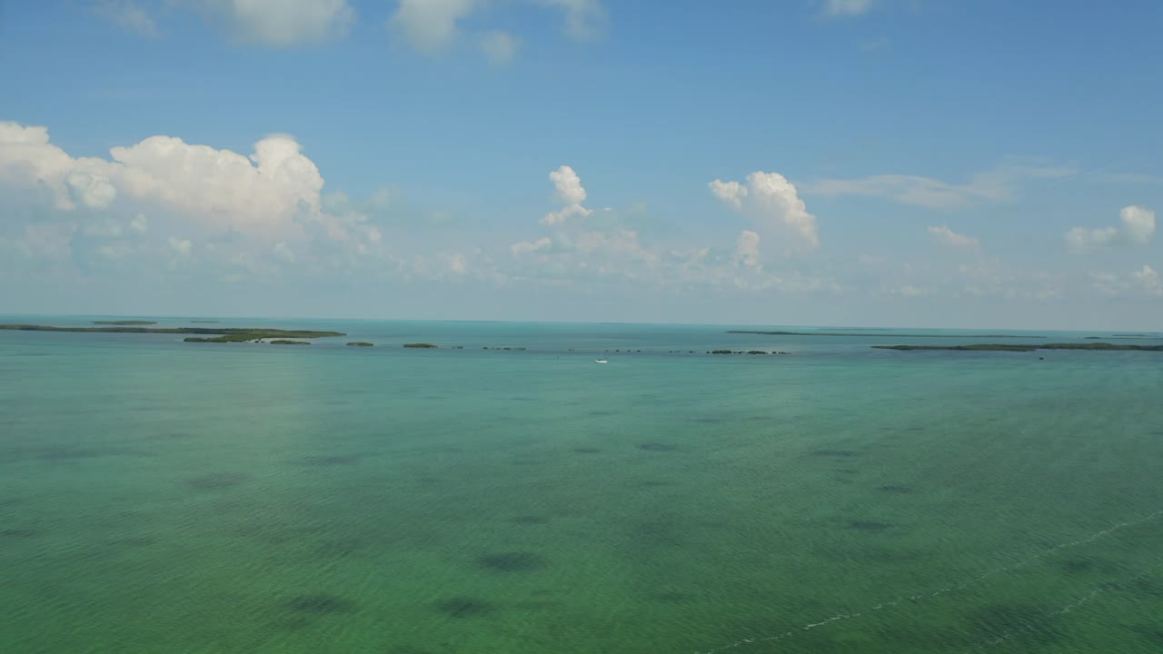 toma aérea moviéndose hacia un par de islas en los cayos de florida
