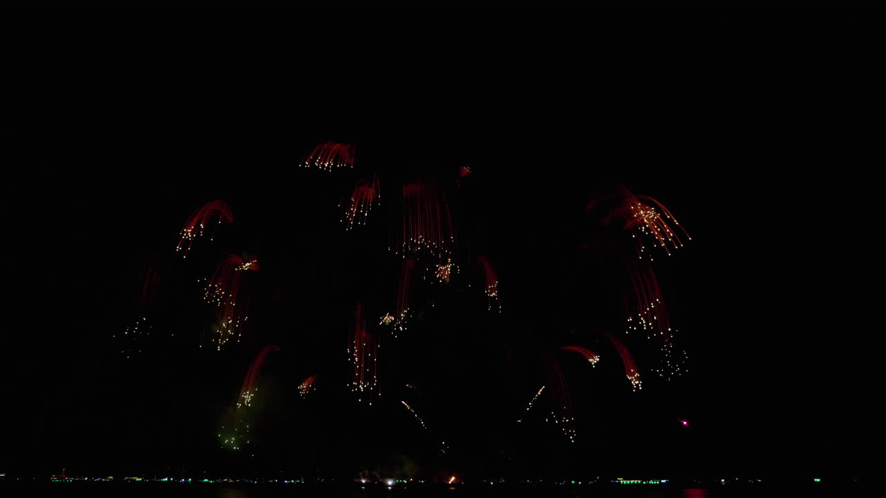exhibición pirotécnica entreteniendo a los espectadores durante el festival internacional de fuegos artificiales de pattaya 2023, ubicado en la provincia de chonburi, en tailandia