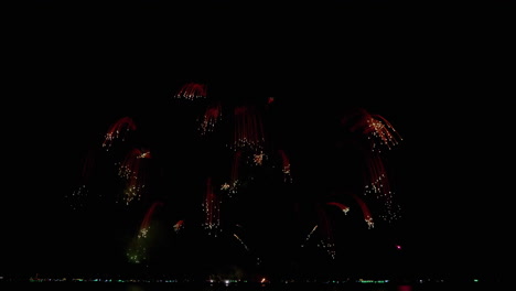 exhibición pirotécnica entreteniendo a los espectadores durante el festival internacional de fuegos artificiales de pattaya 2023, ubicado en la provincia de chonburi, en tailandia