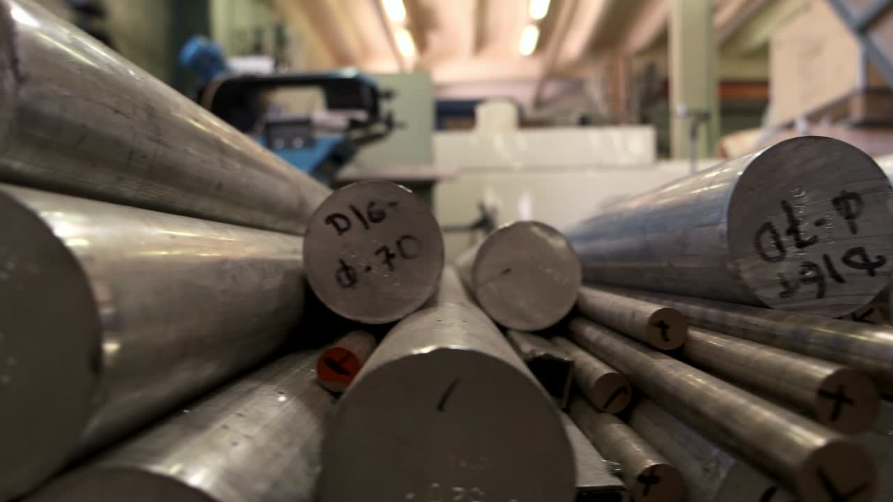 cerca de los cilindros metálicos. tubos metálicos cerca. hechos sobre el aluminio.