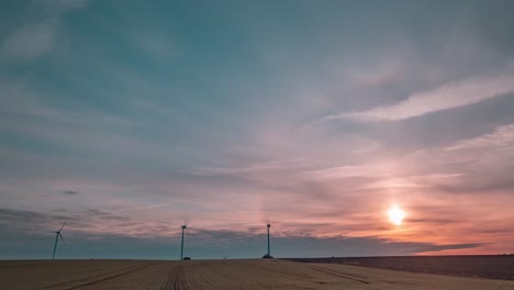 Wunderschöne,-Schnell-Ziehende-Wolken,-Die-Von-Der-Aufgehenden-Sonne-über-Den-Feldern-Im-Gegenlicht-Stehen